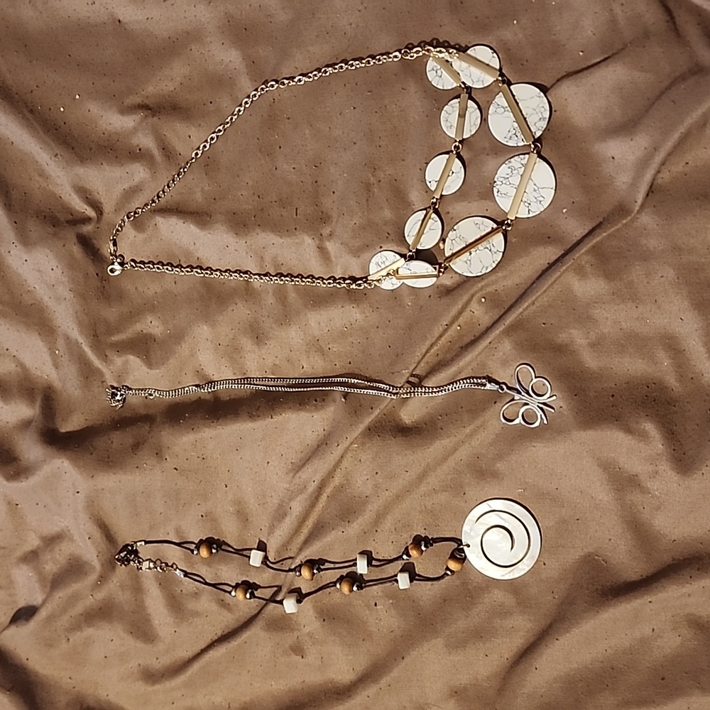 Costume Necklace (J25)
